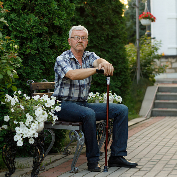 ухаживать за пожилым